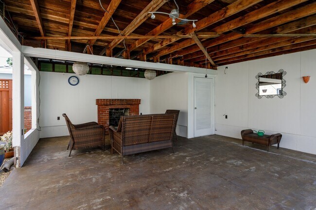 Building Photo - 818 Collier Dr