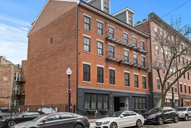 Building Photo - 471 Hanover St
