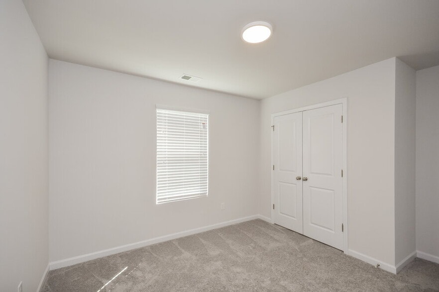 Building Photo - 275 Hamilton Pointe Dr