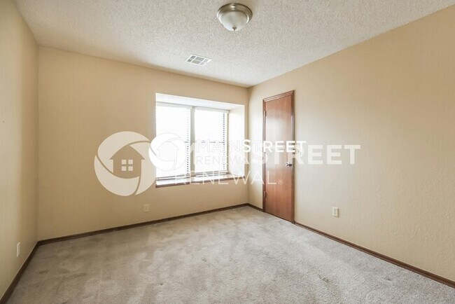 Building Photo - 3 Bedroom Pet-Friendly Home in Moore, OK w...