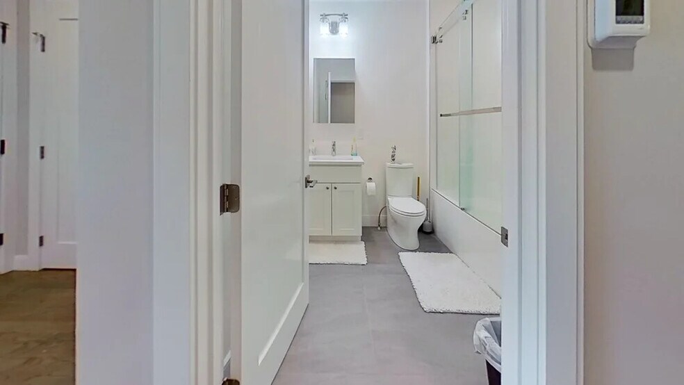 Building Photo - 134 Chelsea St