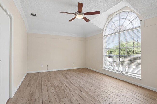 Building Photo - 15301 Ecorio Dr