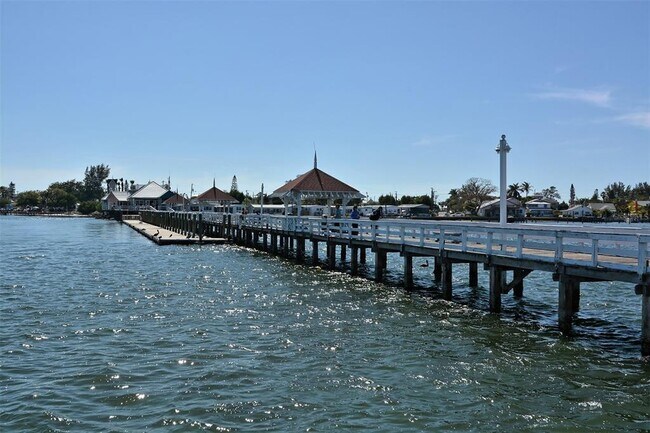 Building Photo - 4216 Plumosa Terrace