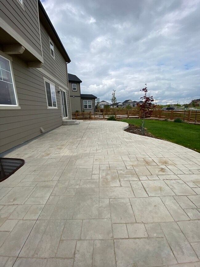 Building Photo - Lovely 4 Bedroom/3 Bathroom Erie Home - Available June!!