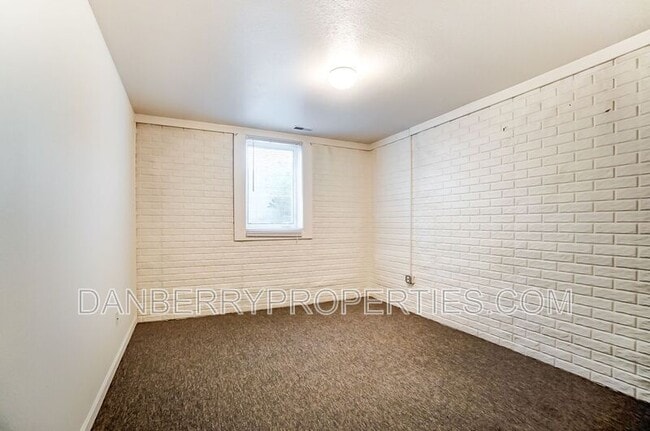 Building Photo - 3704 Willow Run Dr