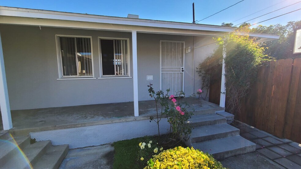 Front Porch - 539 N Rosemary Ln