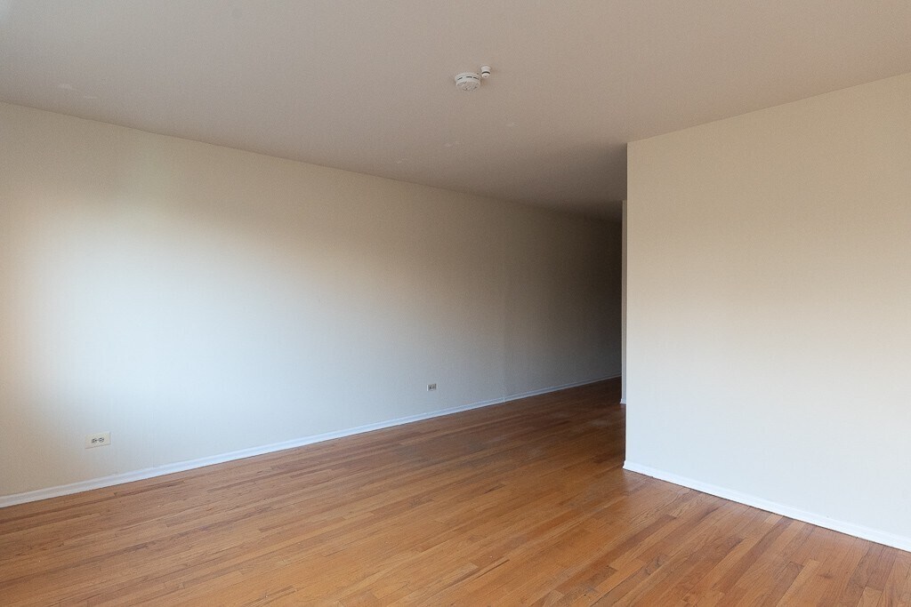 Building Photo - 650 W Wrightwood Ave