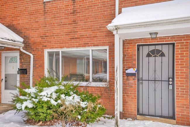 Building Photo - 2 BED 1.5 BATH UNIT IN THE BANBURY CONDOMINIUMS!