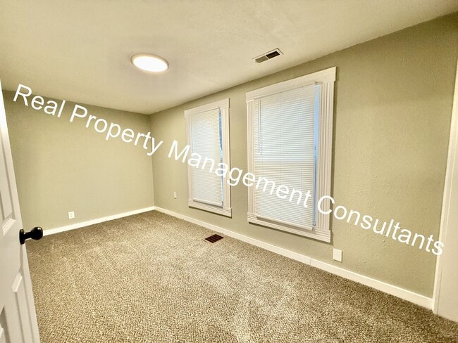 Building Photo - Updated 2-Bedroom Duplex in Kansas City, KS