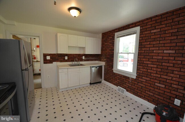 Building Photo - 6201 Shady Side Rd