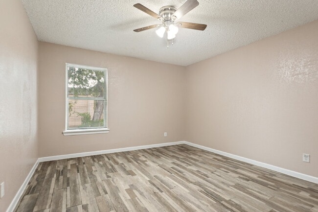 Building Photo - Spacious & Modernized Duplex Living in Southwest Fort Worth