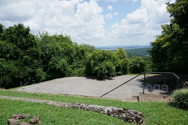 Building Photo - 190 N Crest Rd