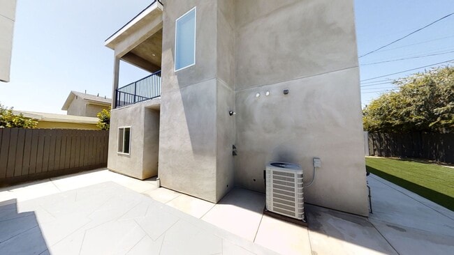 Building Photo - 4BD/2BA w Large Deck!