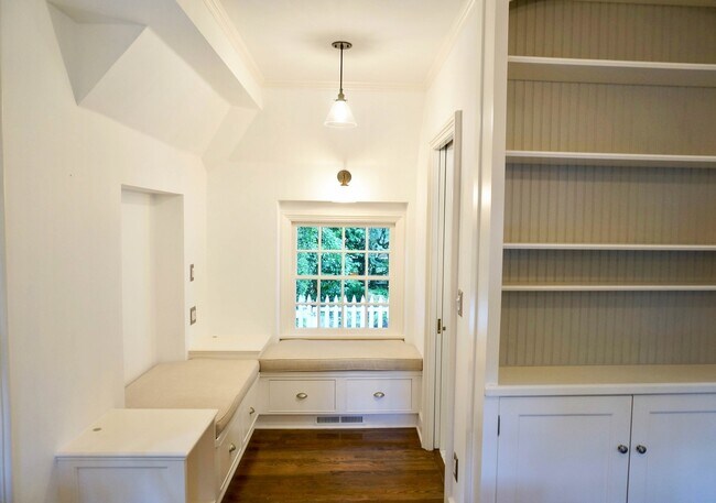 Building Photo - Gorgeous Dream Home in the Southwest Hills! Your Pacific Northwest Oasis Awaits!