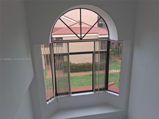 Building Photo - 15495 N Miami Lakeway