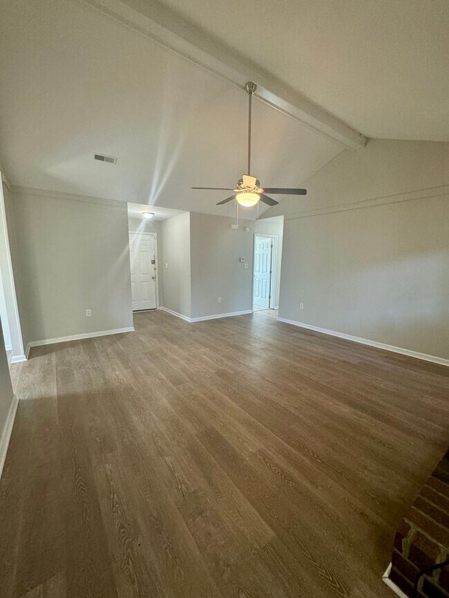 Building Photo - Charming three bedroom, two bathroom home in North Charleston!