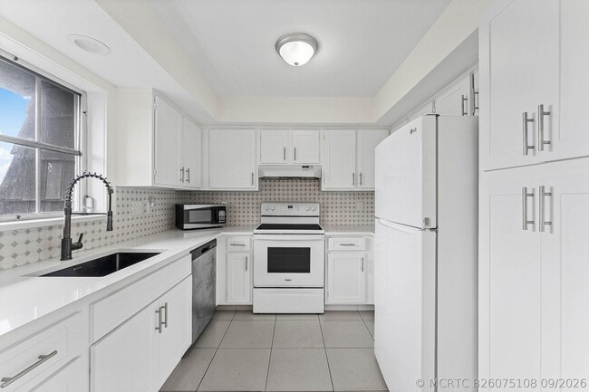 Building Photo - 408 Pine Tree Ct