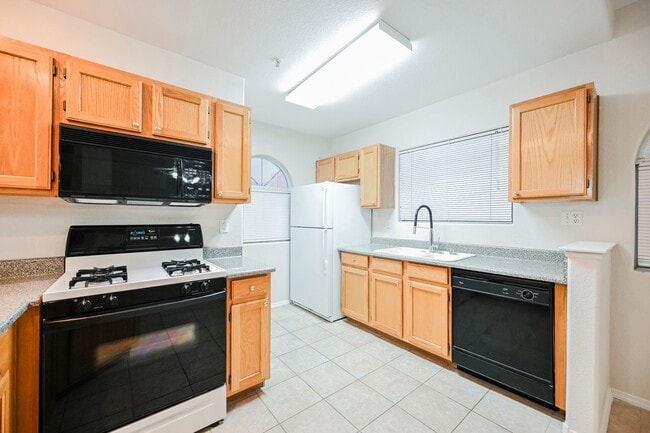 Building Photo - Gated Community townhome, with private garage