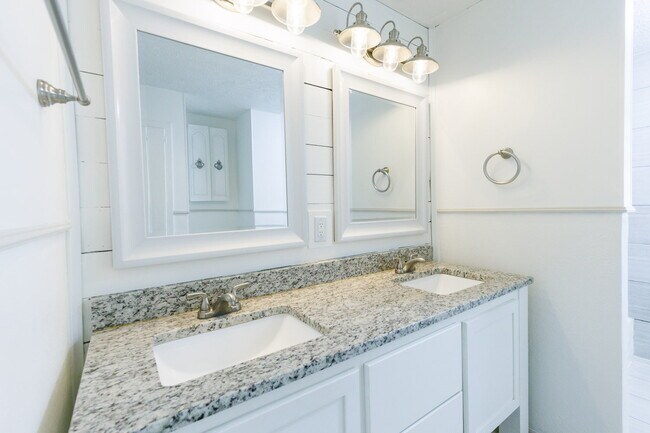 Building Photo - Newly remodeled 3/2/2 in north Lubbock!  M...