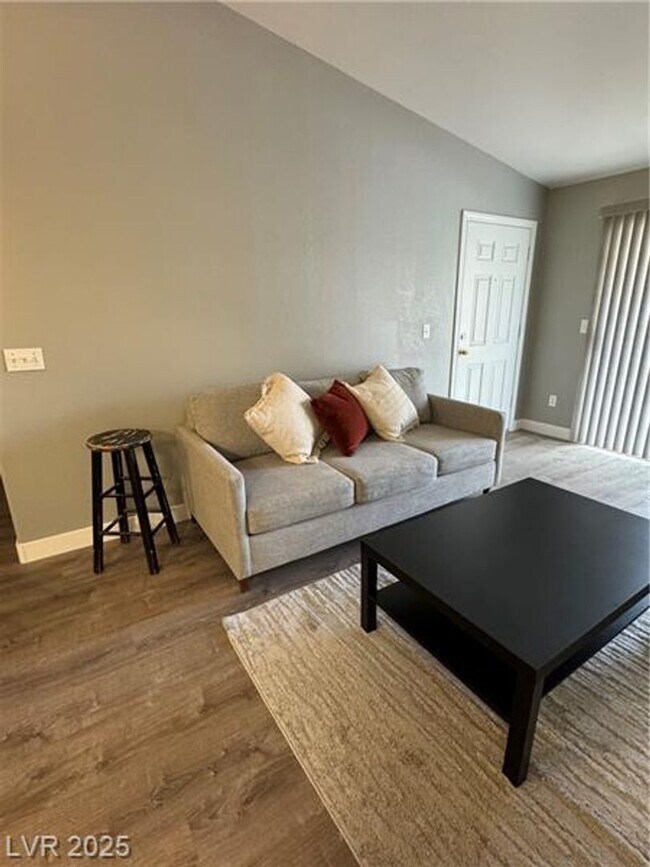 Building Photo - Cozy Fully Furnished Condo
