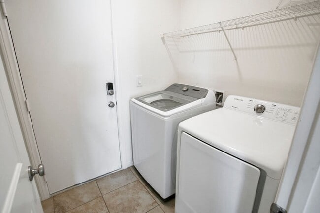 Building Photo - Beautiful 3 Bedroom Single Story West Vegas Home