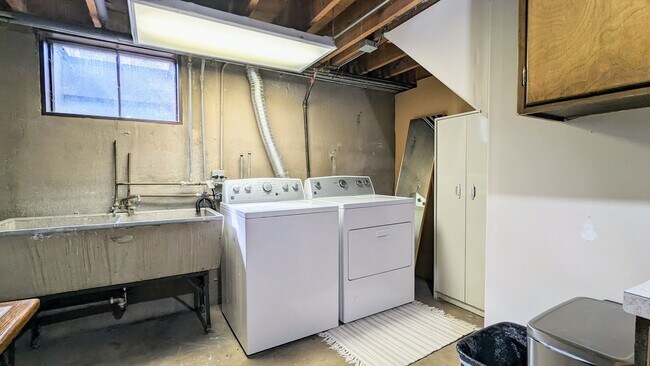 Building Photo - 1315 W Oakton St