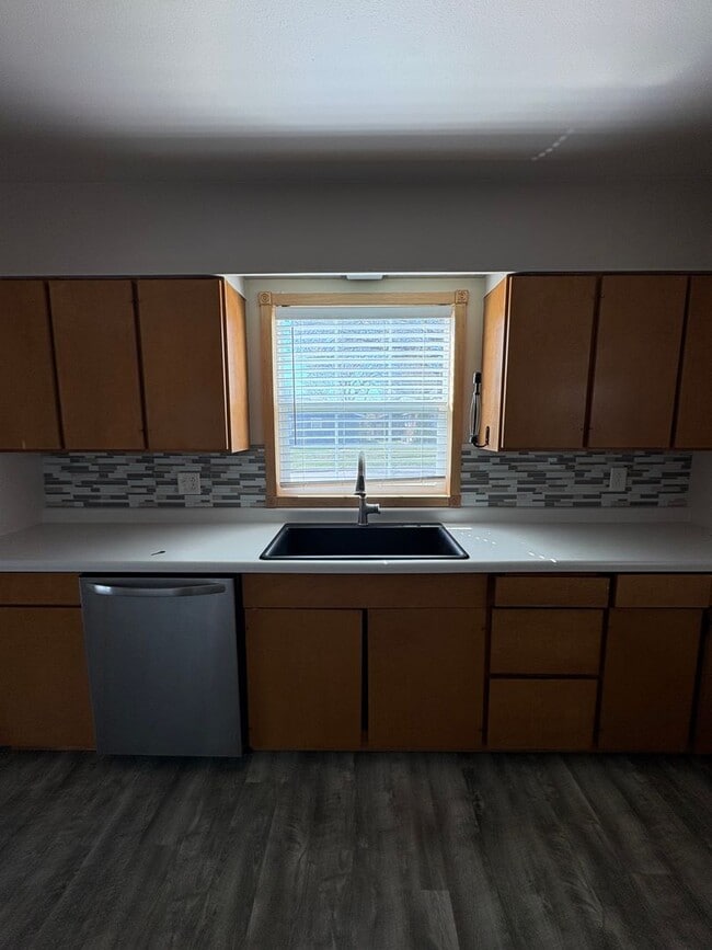 Building Photo - 4 Bedroom Home