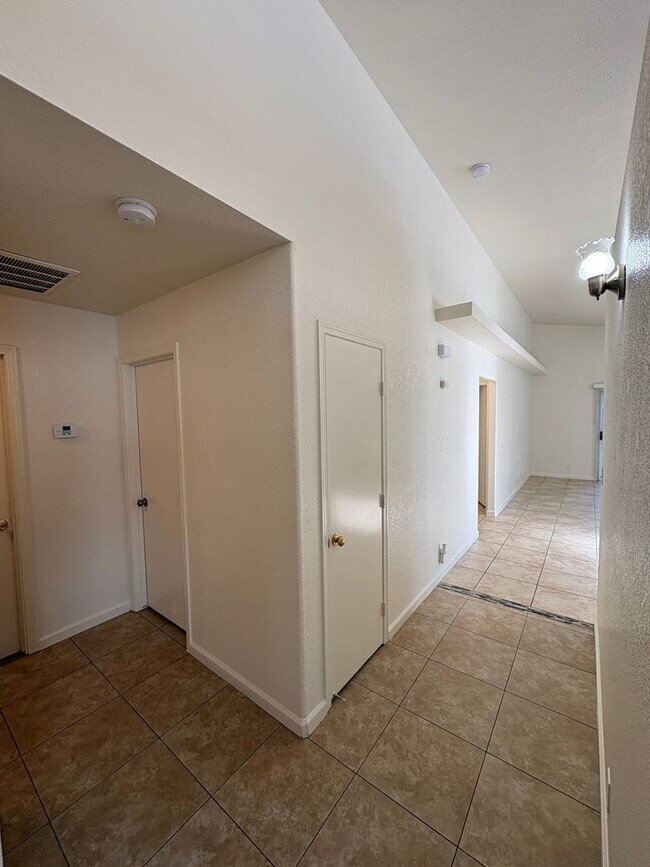 Building Photo - NE Visalia home Rent Ready!