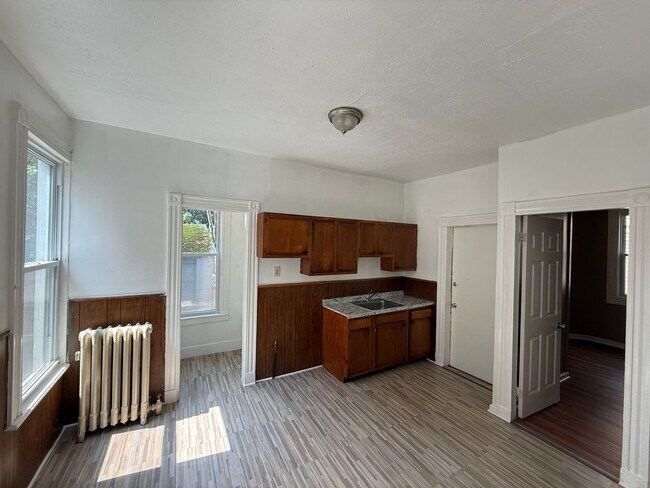 Building Photo - 870 Elm St