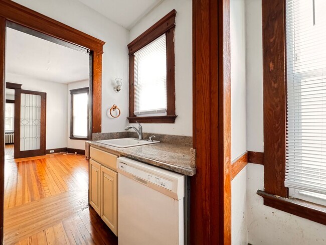 Building Photo - 126 Mansfield St