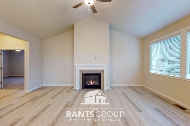 Building Photo - Beautiful Home! Easy JBLM commute!
