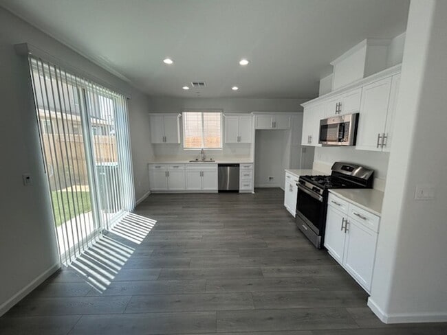 Building Photo - Brand New Home