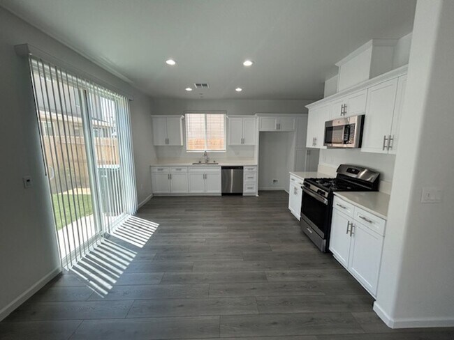 Building Photo - ***Move-In Special - $500 off 1st month's ...