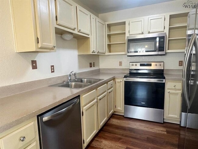 Building Photo - 3016 Stearns Ave