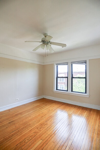 Primary Photo - 7449 N Greenview Ave