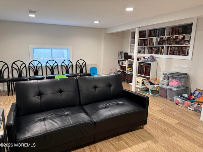 Building Photo - 5 Ash St