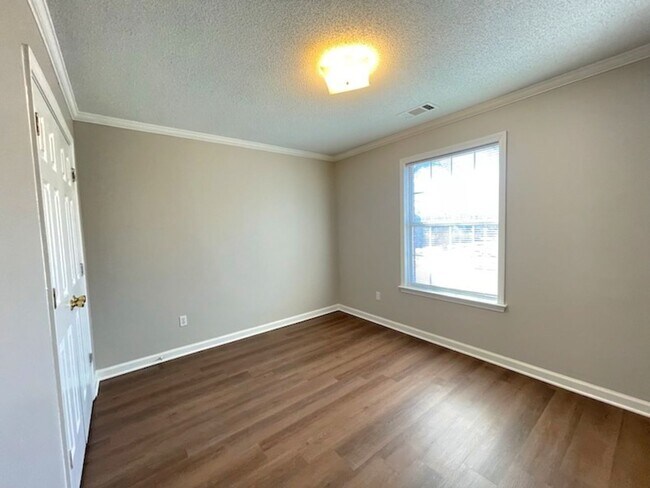 Building Photo - MOVE IN TODAY!