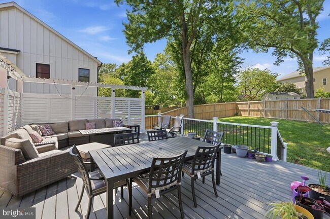 Building Photo - 2516 Villanova Dr