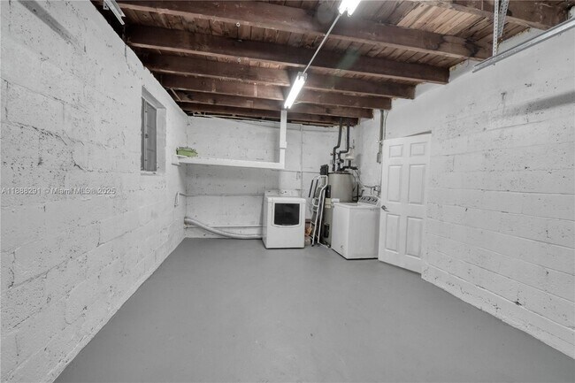 Building Photo - 1550 NE 128th St