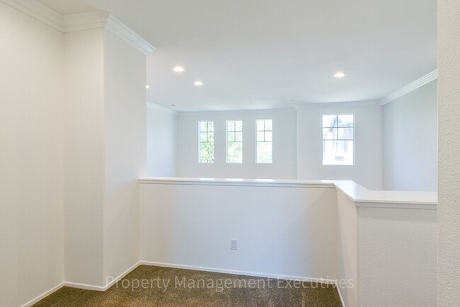 Building Photo - Beautiful 4 Bed, 3.5 Bath Townhouse