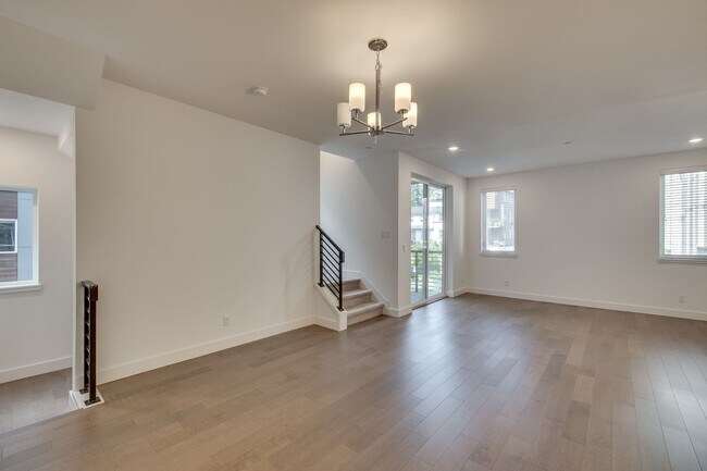 Building Photo - Modern Sammamish Townhome with Style, Spac...