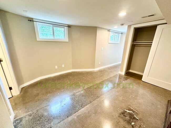 Building Photo - Huge Gorgeous 5 Bedroom 4 Bath Unit in SW ...
