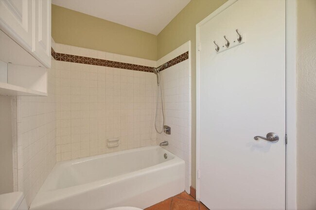 Building Photo - 1525 Fairway Dr