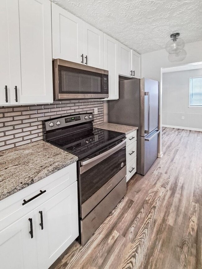 Building Photo - Gorgeous End Unit 2-Level Townhome in Wald...