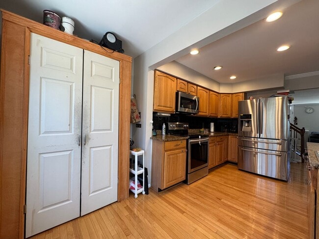 Building Photo - Gorgeous 3 Bed 2/2 Bath Interior Townhome In Little Rocky Run