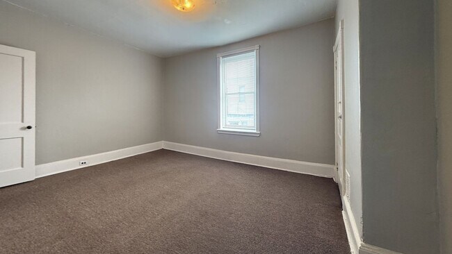Building Photo - 5652 Addison St