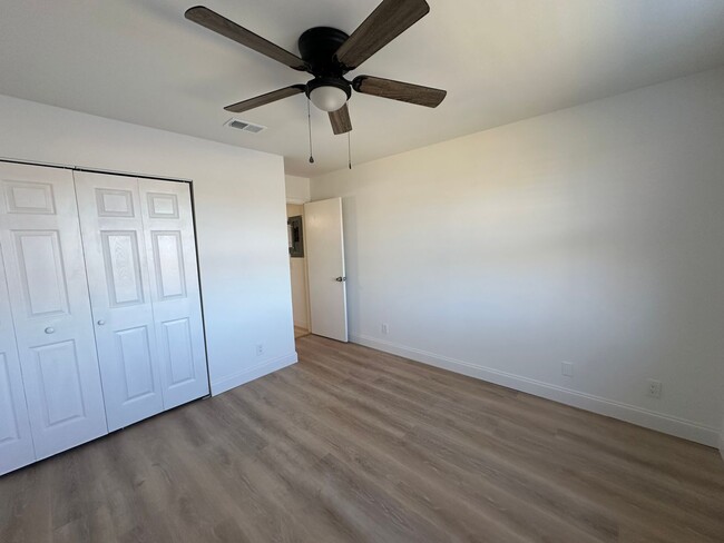 Building Photo - 2 bedroom 1 Bath newly renovated 1 mile fr...