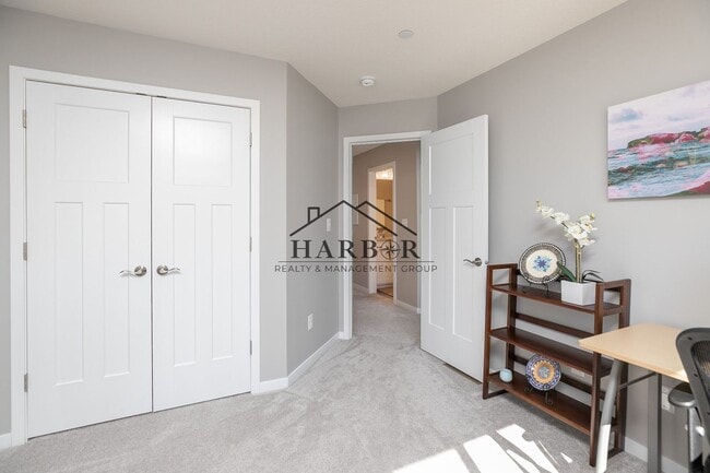 Building Photo - Contemporary 3 Bedroom Towhome in NW Roche...