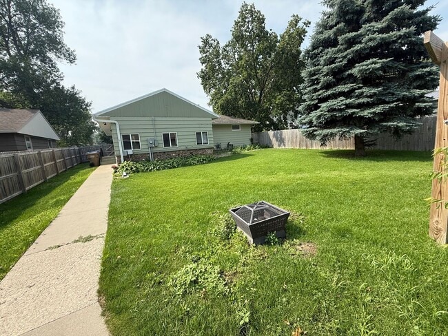 Building Photo - 3 Bed 2 Bath Home