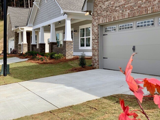 Building Photo - Spacious home with Garage and Fenced Backy...